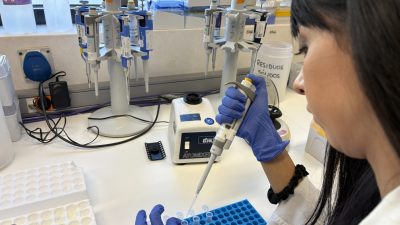 Natalia-Buenache-en-el-laboratorio-de-Hematologia-1536x1152